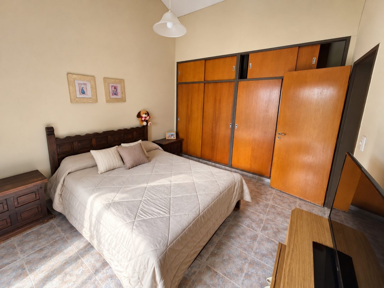 CASA DE CATEGORIA EN BARRIO JOSE MUÑOZ - TRES DORMITORIOS - PISCINA 
