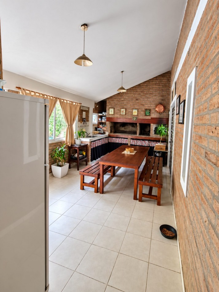 CASA DE CATEGORIA EN BARRIO JOSE MUÑOZ - TRES DORMITORIOS - PISCINA 