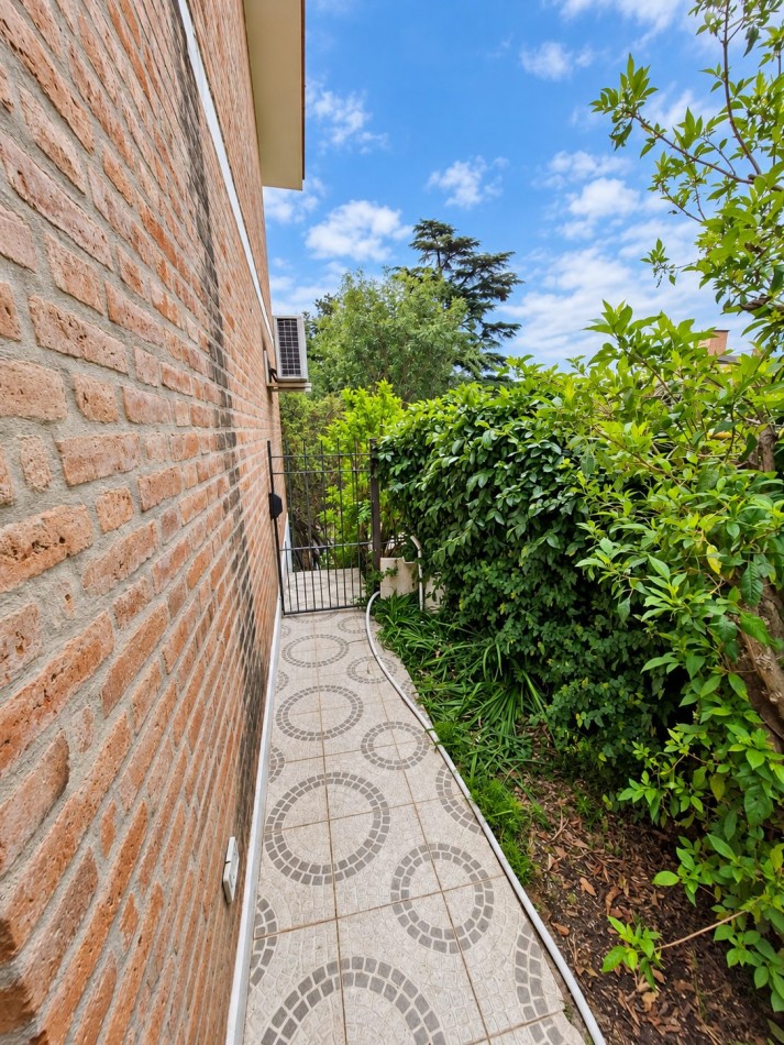 CASA DE CATEGORIA EN BARRIO JOSE MUÑOZ - TRES DORMITORIOS - PISCINA 