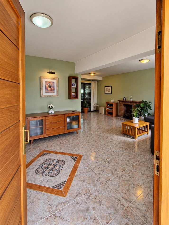 CASA DE CATEGORIA EN BARRIO JOSE MUÑOZ - TRES DORMITORIOS - PISCINA 