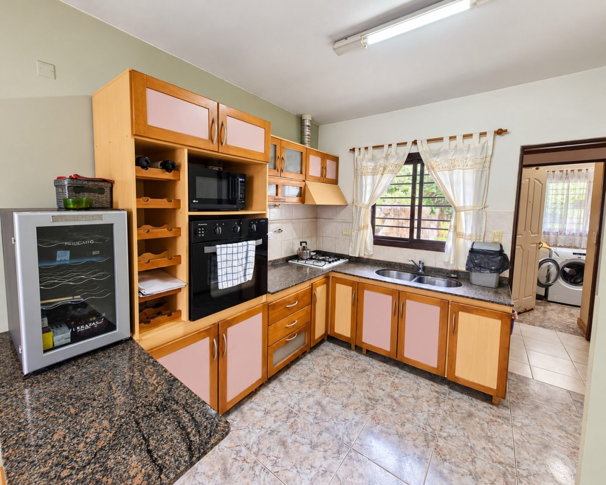 CASA DE CATEGORIA EN BARRIO JOSE MUÑOZ - TRES DORMITORIOS - PISCINA 