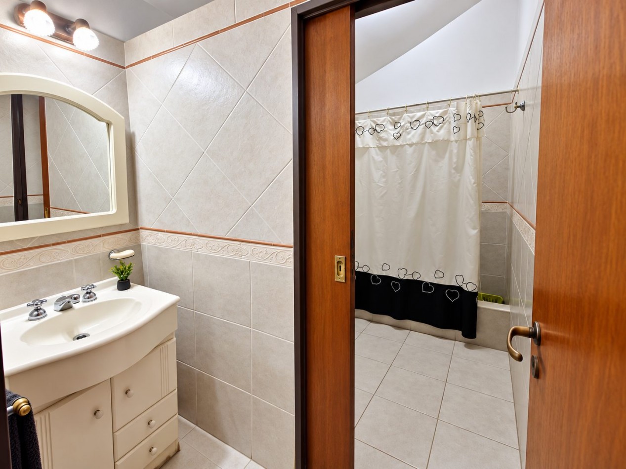 CASA DE CATEGORIA EN BARRIO JOSE MUÑOZ - TRES DORMITORIOS - PISCINA 