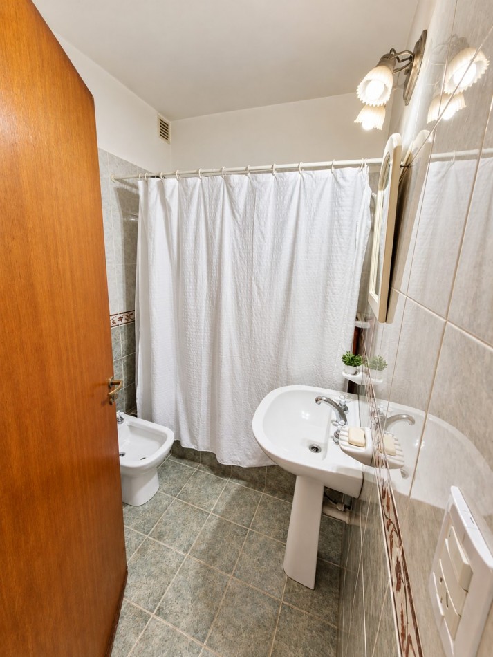 CASA DE CATEGORIA EN BARRIO JOSE MUÑOZ - TRES DORMITORIOS - PISCINA 
