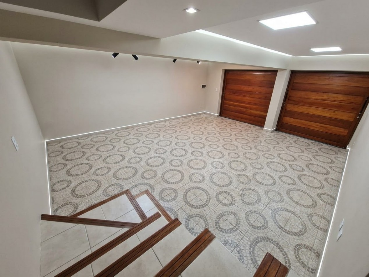 CASA DE CATEGORIA EN BARRIO JOSE MUÑOZ - TRES DORMITORIOS - PISCINA 