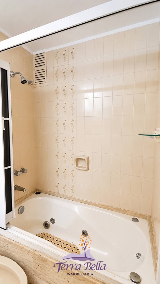 CASA PARA 12 PERSONAS - 5 DORMITORIOS - PILETA CERRADA - QUINCHO - CENTRICA