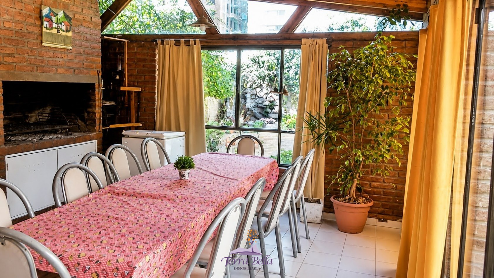 CASA PARA 12 PERSONAS - 5 DORMITORIOS - PILETA CERRADA - QUINCHO - CENTRICA