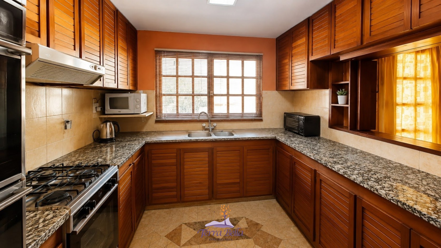 CASA PARA 12 PERSONAS - 5 DORMITORIOS - PILETA CERRADA - QUINCHO - CENTRICA
