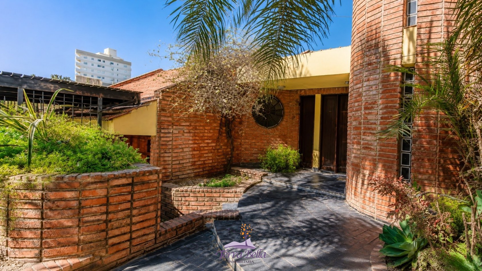 CASA PARA 12 PERSONAS - 5 DORMITORIOS - PILETA CERRADA - QUINCHO - CENTRICA