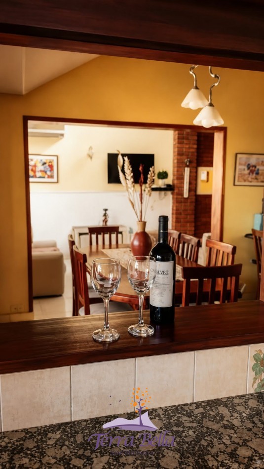 CASA PARA 12 PERSONAS - 5 DORMITORIOS - PILETA CERRADA - QUINCHO - CENTRICA