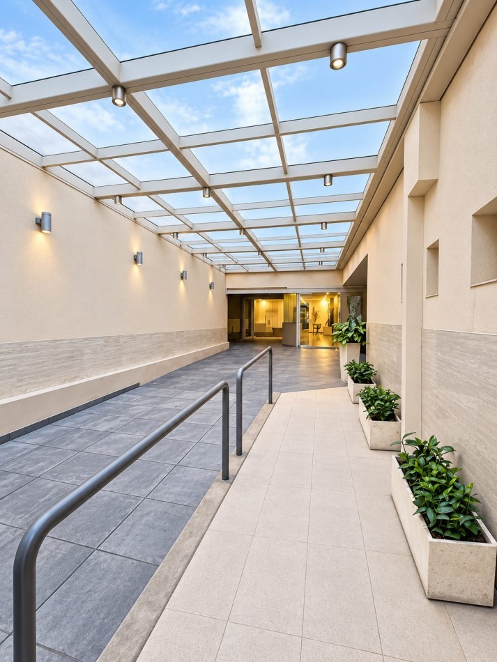 MONOAMBIENTE EN PLENO CENTRO CON PATIO PROPIO. PISCINA Y QUINCHO EN TERRAZA