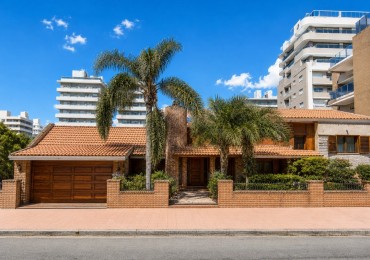 CASA PARA 12 PERSONAS - 5 DORMITORIOS - PILETA CERRADA - QUINCHO - CENTRICA